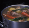 もやし・たまねぎ・挽肉などを炒めたお肉と野菜がたっぷり盛りのサッポロスタイル。スープは豚骨の旨さと味噌の持つまろやかさ、野菜の旨みを包み込んだ熱々ラードとコクのある濃厚スープが自慢！