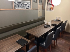 落ち着いた雰囲気の中、テーブル席でゆったりとお食事とお酒を楽しみます♪ご友人やご家族とのお食事、各種ご宴会にも最適です。心地よい空間で、こだわりの料理をご堪能ください！