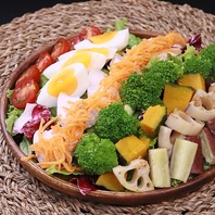 自家製チキンと根菜の森サラダ35