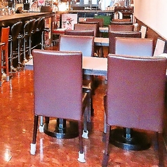 小さなテーブルで、彼女と素敵な時間を過ごす場所です。賑やかな声が響き、笑顔が溢れる空間が広がっています。心地よい雰囲気の中で、二人の距離はどんどん縮まること間違いなし。美味しい料理を楽しみながら、特別な瞬間をシェアできるスポットとしても最適です★恋の予感が漂うこの場所で、素敵な思い出を作りましょう♪