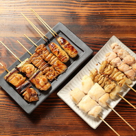 炭火の香ばしさを纏わせた熱々の串焼きを種類豊富に用意