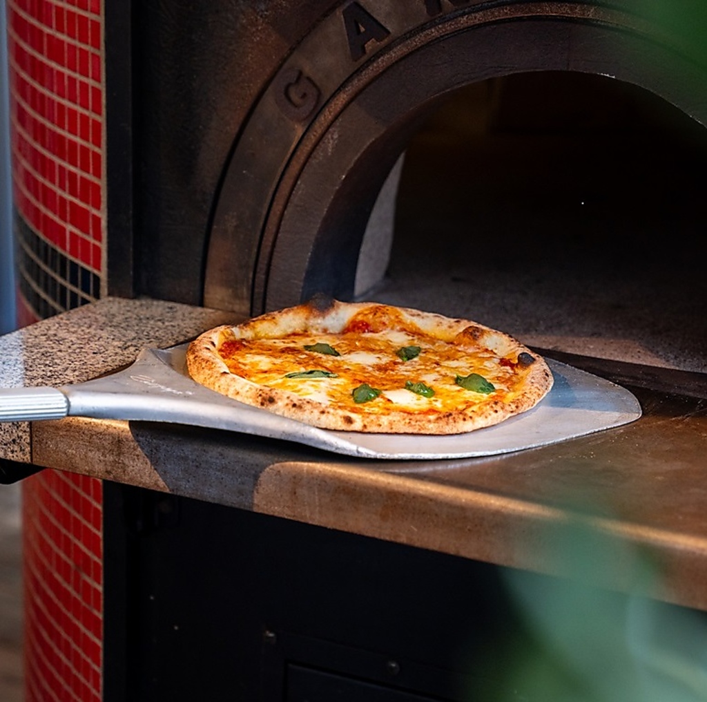 400度を超える高温で焼き上げるPIZZA