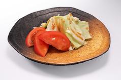 ざく切りキャベツと冷たいトマト/キムチ/枝豆