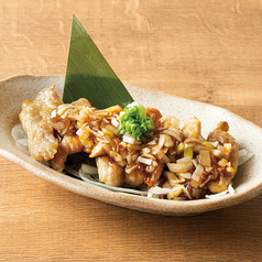 せせりの焼き油淋鶏/いぶりがっこクリームチーズ/板わさ　各