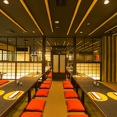 【お洒落な店内まるごと貸切（40～60名様）掘りごたつ＆テーブル独占！歓迎会・同窓会に】枚方で団体宴会をお考えの幹事様、当店でゲストの皆様が大満足のお集まりを開催しませんか？節目の会社宴会や歓迎会・送別会・同窓会など様々なシーンにぜひご利用ください。枚方市駅直結の好アクセスで集合・解散もスムーズです。