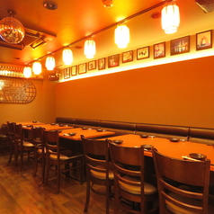 少人数から団体様までご利用可能なテーブル席☆小人数のお客様からご宴会まで幅広くご利用できる、ゆったり座れるテーブル席もあります♪カジュアルに美味しい料理の数々をお楽しみいただけます。