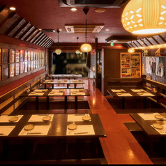 ゆっくり足が伸ばせる堀こたつ席です。通路も広いので、席の移動もらくらく。貸切なので、周りを気にせず楽しいお時間を過ごせます。30名様～45名まで対応。２階・３階の各フロアの貸切も可能です。お気軽にお問い合わせくださいませ。ご予算・時間もご相談下さい