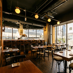 大人数でのご宴会に最適なテーブル席です！忘年会や新年会はもちろん、会社の懇親会などにも◎ 最大20名様までご利用可能で、美味しいオイスターと美酒で盛り上がりましょう★