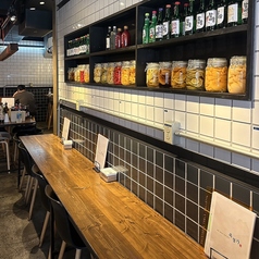 オクジョンガでは、お客様の笑顔のためにお料理はもちろん、空間造りにもこだわりました！温かみのある素材を使用した居心地抜群の空間で、当店でしか味わえない料理の数々をぜひお楽しみください♪こだわりの調理法で仕上げる各種料理もご堪能あれ！