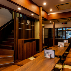 会社仲間との宴会にも！使い勝手の良い1階の6名様掘りごたつ席♪ 6名様でのご利用に便利な掘りごたつ席を3卓ご用意しております。同僚の方との会社宴会や、ご家族での食事会など、様々なシーンで和やかな雰囲気でお過ごしいただけます。