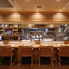 店主との会話を楽しみながらお料理を楽しめるカウンター席がおすすめです。