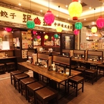 温かい提灯が灯る空間は会社帰りや女子会に最適。お一人様から大人数の宴会まで、幅広く大歓迎です。