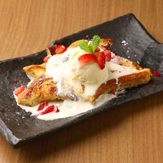 苺の贅沢フレンチトースト　バニラアイス添え