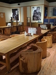 北海道の木材を使用したぬくもりある店内は、広々と開放感があり、長居してしまう居心地の良い空間。
