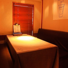 4名まで利用可能の半個室となっております。