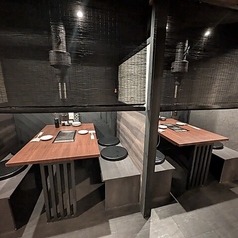 当店の半個室風テーブル席は18席完備しており、周りを気にせずにリラックスした時間をお過ごしいただけます。会社宴会や歓送迎会など、大人数の集まりにも最適です♪心地よい雰囲気の中で、楽しい会話をお楽しみください◎特別なひとときをお約束します！