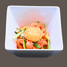 サーモンユッケ