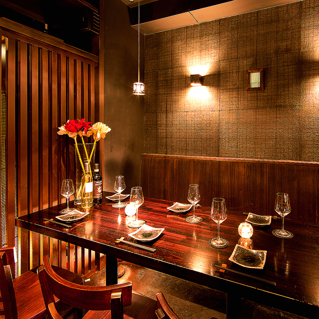 ゆったり寛げる清潔感のある落ち着いた空間。女子会・友人とのサク飲みなどにピッタリ