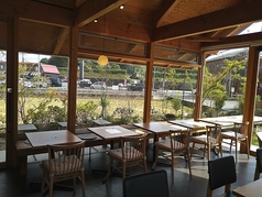 ガラス張りの開放感のある店内でゆったりと過ごせます。