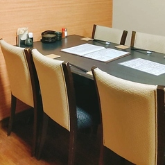 【テーブル席(大部屋)】4名様でご利用いただけるお席。美味しい和食をご用意して、明るいスタッフが笑顔でお迎えいたします♪