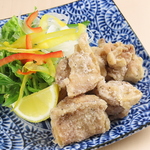 特製スパイスで仕上げた鶏の唐揚げは、ザクッとした衣の中に旨みがぎゅっと凝縮。ビールにもぴったり