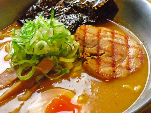 県内でも有数の高濃度、自慢のとんこつ魚介スープを、こだわりのごく太麺で食す。