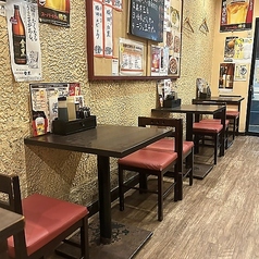 当店には2人掛けのテーブル席が3つあり、一人でサク飲みを楽しむのにぴったり◎また、同僚とのランチなどにも最適で、気軽に立ち寄れます。賑やかな町中華の雰囲気が漂う店内で、美味しい料理をリーズナブルに味わいながら、リラックスした時間を過ごせます。忙しい日常の合間に、ぜひお立ち寄りください！