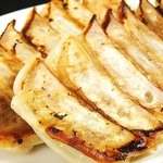創業より変わらぬ味。国産にんにく使用の小ぶりな餃子は、パリッとした焼き目と皮の旨みがやみつき。