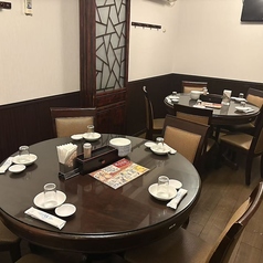 周囲を気にせず過ごせる6名掛けの個室席を2卓完備しております。接待や会食といったビジネスシーンから、記念日や誕生日などのお祝い事まで、特別な時間を演出するのに最適です。プライベートがしっかりと確保された静かな空間で、上質な中華料理を味わいながら大切な方との会話をゆったり楽しめます。