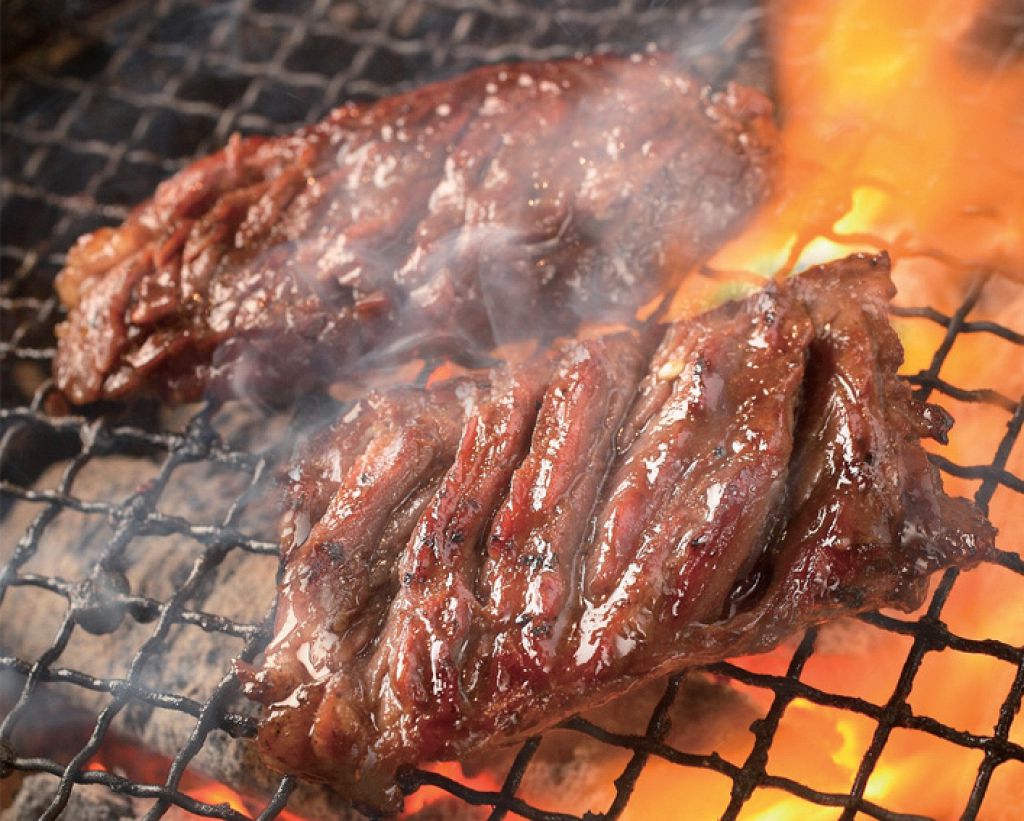 じゅわぁ～っと滴る、このあぶら！！夏はこれにビールで決まり！！宴会なら牛角へ急げ！！