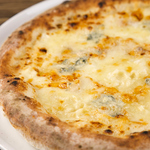 ４種のチーズを使用した贅沢ピッツァは、はちみつで２度美味しくお召し上がりいただけます♪