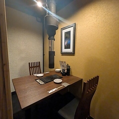 18席の半個室風テーブル席をご用意しており、周囲の目を気にせずゆったりとした時間を過ごせます★会社の宴会や歓送迎会など、さまざまな集まりにぴったりです♪リラックスした雰囲気で、素敵な会話と共に楽しいひとときをお過ごしくださいませ。