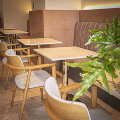 【ご家族やご友人と◎幅広いシーンで使えるテーブル席】当店のテーブル席は、ご家族やご友人、接待など、幅広い用途でご利用いただける開放的な空間です 。ゆったりとした配置で、他のお客様を気にせずお食事を楽しめます。温かい雰囲気の中で、大切な方との思い出に残る時間をお過ごしください♪