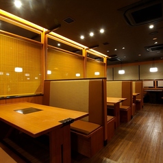 広々とした店内落ち着いたテーブル席です。人数に応じてお席をご用意いたします。※店舗により部屋の配置・席数が異なる場合がございます
