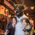 当店のマスコットキャラ予定の黒毛田牛男と相席できます。手の角度も自由自在！中に人が入っているかもいないかも…？取り合いになる可能性もございますが、大人の対応をお願いいたします。
