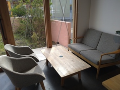 4人掛けの広めのソファー席です。