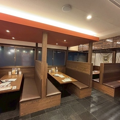 お一人様やお連れ様とお2人での席ご利用も可能です。お子様とのお食事・ご友人と休日のカフェ巡り、同僚と平日のプチ宴会、パートナーとのご褒美ランチなどに大好評◎時間によって異なるメニューが当店の自慢です。