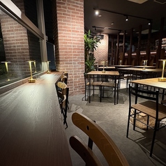 カウンター席は、外の景色を楽しみながら食事や飲み物を味わえます！窓から差し込む光が心地よく、街の風景を眺めながらリラックスできます◎一人でも、友人とワイワイと楽しむこともできる多様な使い方が魅力的です♪