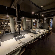 当店のカウンター席は4席ご用意しており、お一人様や少人数でのご利用に最適です。目の前で調理される様子を楽しみながら、大切な方との記念日や接待、会食など特別なシーンを演出します♪心地よい空間で、思い出に残る時間をお過ごしくださいね◎