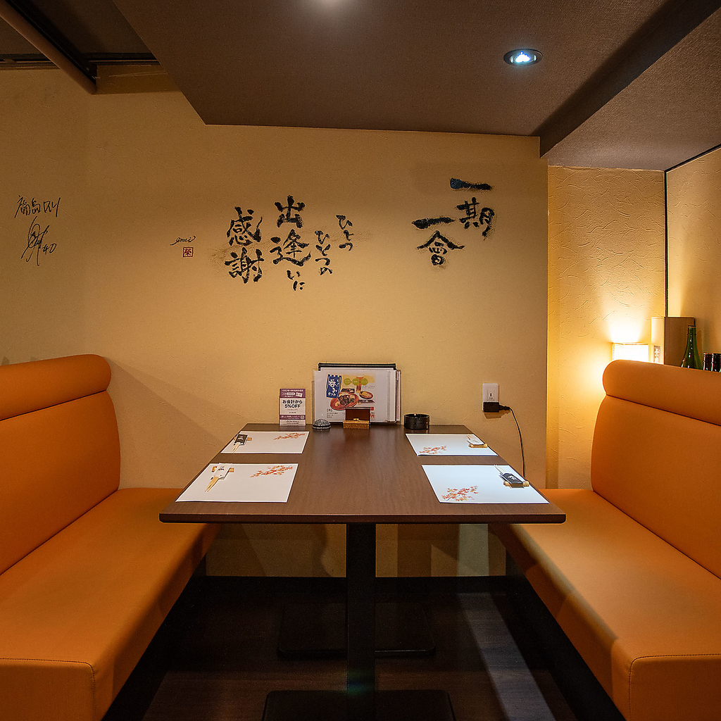 大人たちの隠れ家のような空間で、こだわりのわら焼きをお召し上がりください。