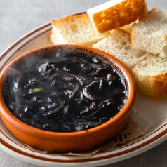 スルメイカと長ネギのイカスミアヒージョ