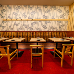 一人飲みや少人数での利用にもぴったり。料理を楽しみながらゆったり過ごせる空間で、仕事終わりの一杯や軽く飲みたい時にも使いやすい居心地の良さが魅力です。