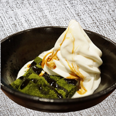 わらび餅と抹茶のアイス黒蜜かけ