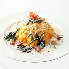 厚切りベーコンとほうれん草のカルボナーラソースオムライス