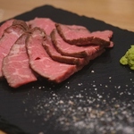 肉バル自慢の熟成肉ローストビーフ♪赤身肉のうま味が詰まった一品です！
