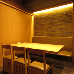 【広めの個室は3部屋。5～6名向け】木の温もりが感じられる、心安らぐ空間。女子会やママ会など少人数の宴会に◎静かな環境で、ゆっくりと流れる時間の中、思い思いのひとときをお楽しみください。