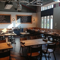 【神戸ハーバーランドのお洒落な空間】海外デザイナーが手掛けた、天井が高く広々としたメインフロアのテーブル席です。ゆったりとした間隔で配置されており、ランチやカフェ利用からディナーまで、周りを気にせずお食事を楽しめます。ご家族やデート、ご宴会など幅広いシーンでご利用ください。