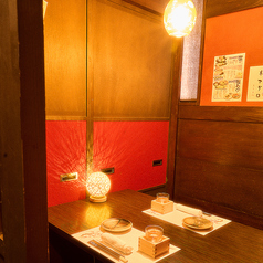 テーブル個室は2名様から22名様迄人数に応じて個室にできます。靴を脱がないから移動も楽々！