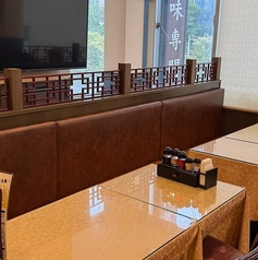 【2階】6名様までご利用いただけるテーブル席をご用意。ご家族でのお食事やご友人とのお集まり、小規模なご宴会にも最適です。ゆったりとしたソファー席で、本格中華をお楽しみください。