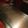 鉄板焼きのお席はコの字型のカウンター。磨きあげた8mmの鉄板で美味しくお焼き致します。